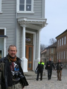 Folket er blide og fornøyde etter et hyggelig besøk i gamlebyen i Fredrikstad.